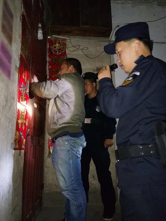 西宁粗心妈妈误将幼女锁家中 民警全城寻开锁师傅开门